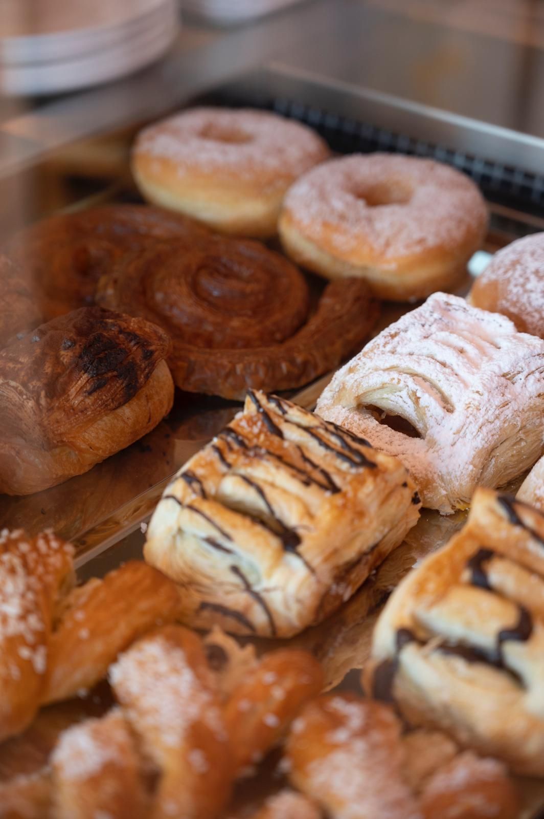 Ci sono molti tipi diversi di dolci sulla tavola.