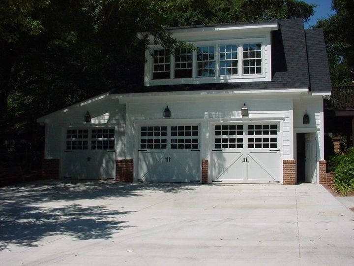 Picture of residential garage door.