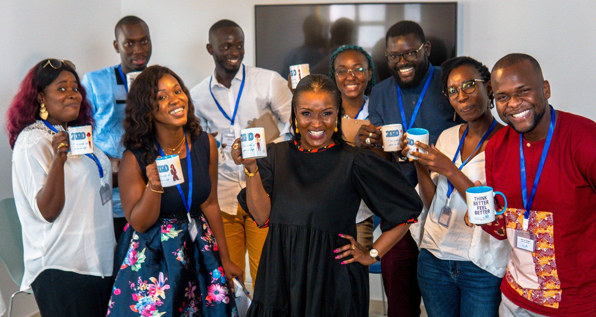 Un groupe de personnes pose pour une photo tout en tenant des tasses de café.