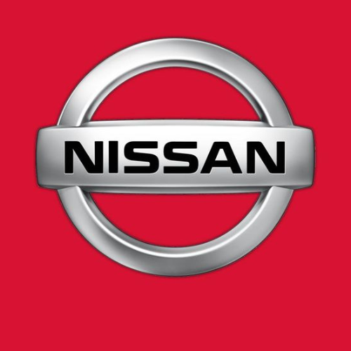 Un logo Nissan argenté sur fond rouge