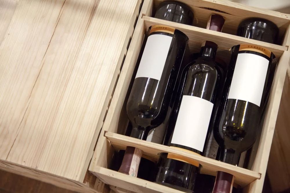 Cassa di legno per vino con diverse bottiglie fissate in appositi scomparti