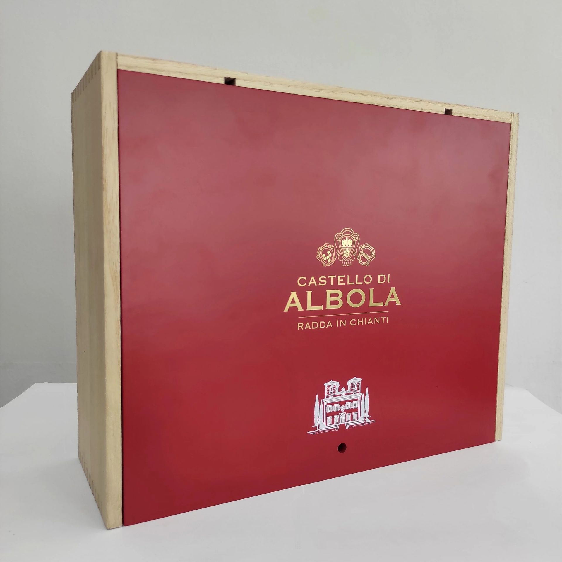 Scatola regalo rossa con logo dorato 