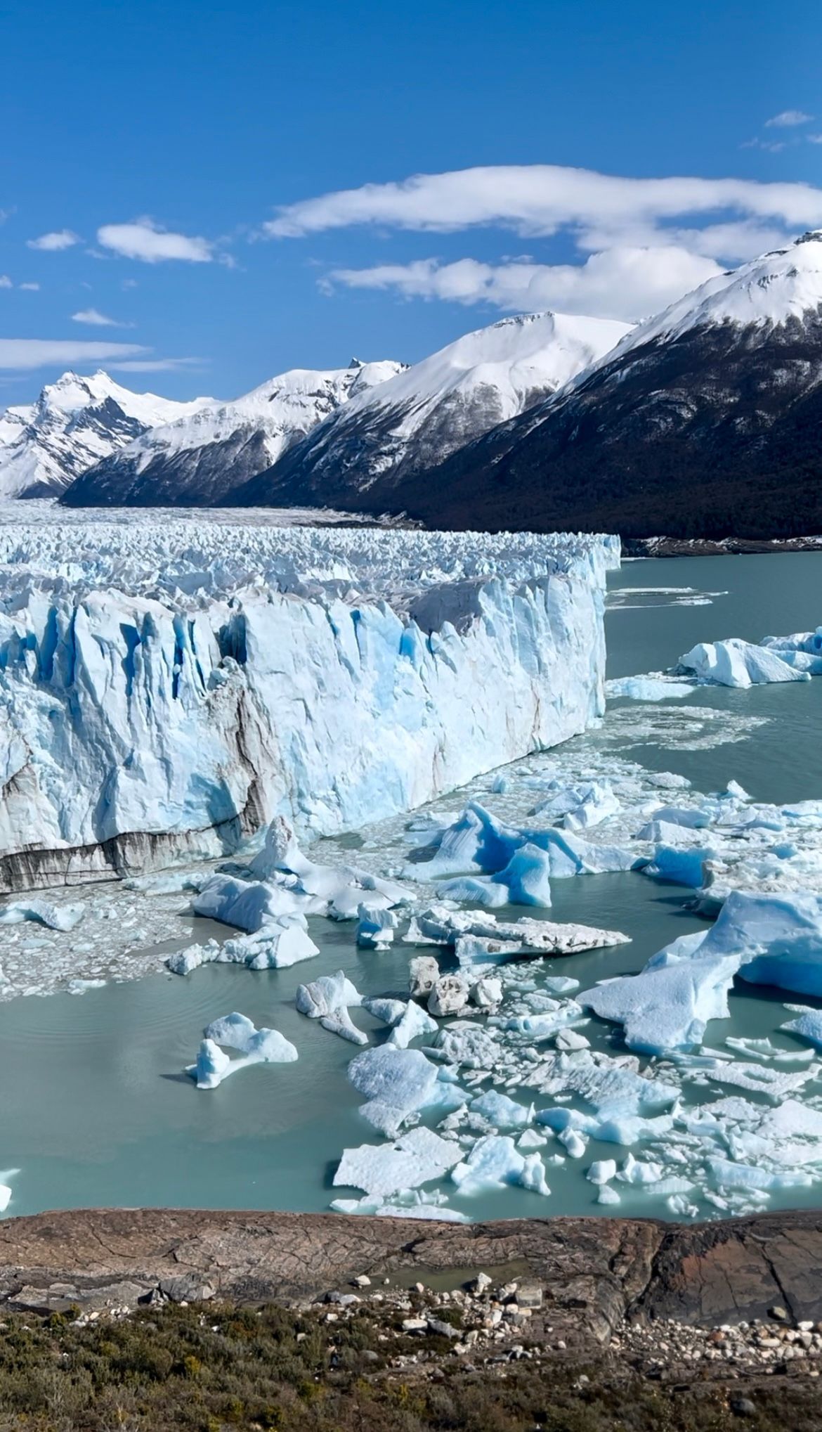 Un hombre y una mujer están sentados en una barca de madera en un río tranquilo al atardecer.