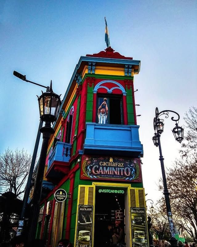 Un edificio de varias plantas pintado con colores vivos en Buenos Aires.