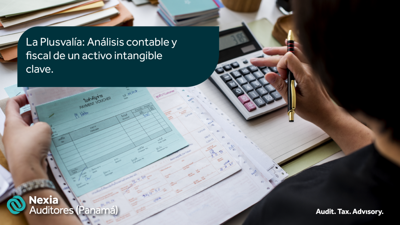 Una persona está sentada en un escritorio usando una calculadora.