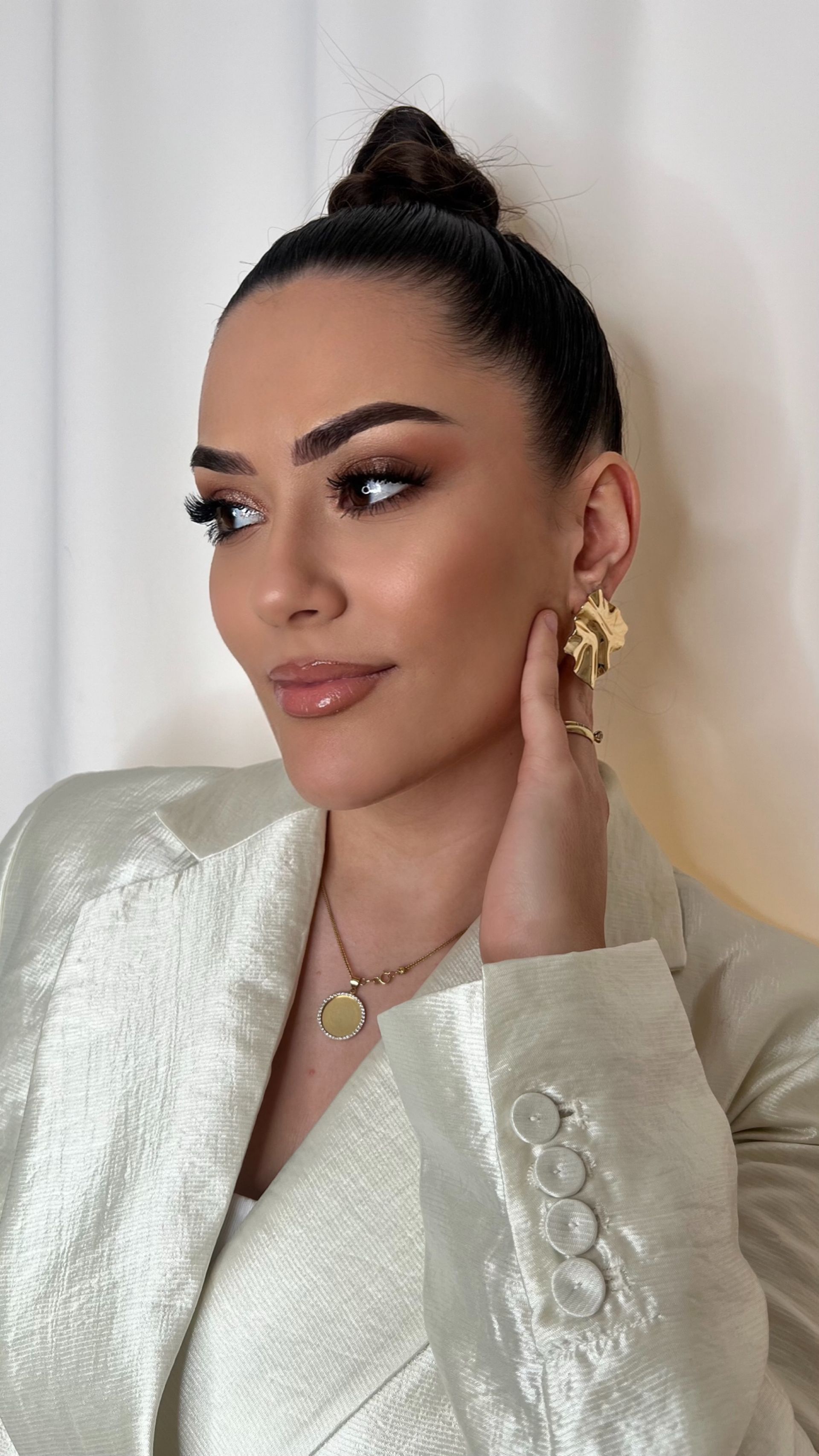 Eine Nahaufnahme des Gesichts einer Frau mit blauen Augen und langen Wimpern.