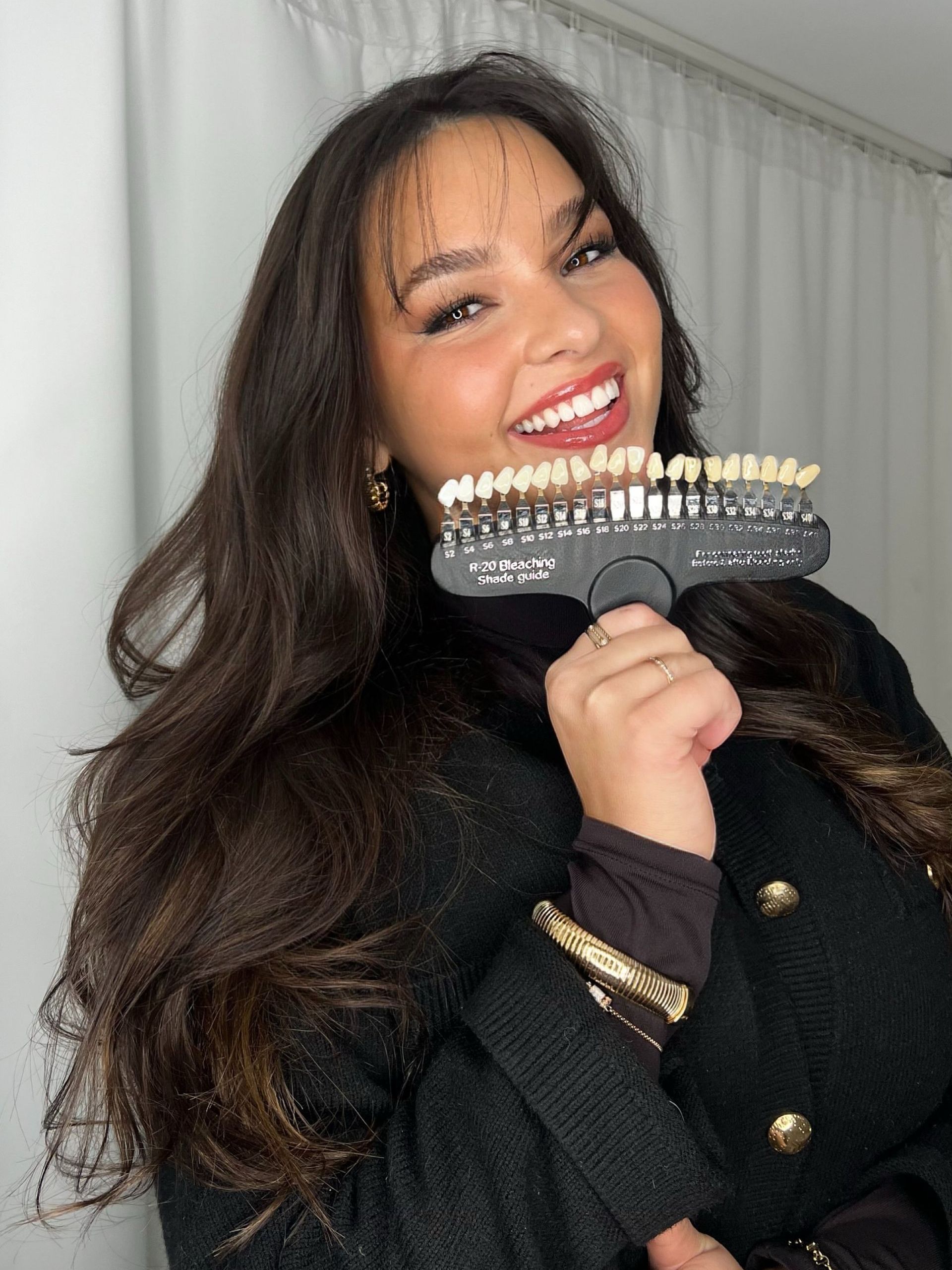 Eine Frau lässt sich von einer Person mit schwarzen Handschuhen die Augenbrauen machen