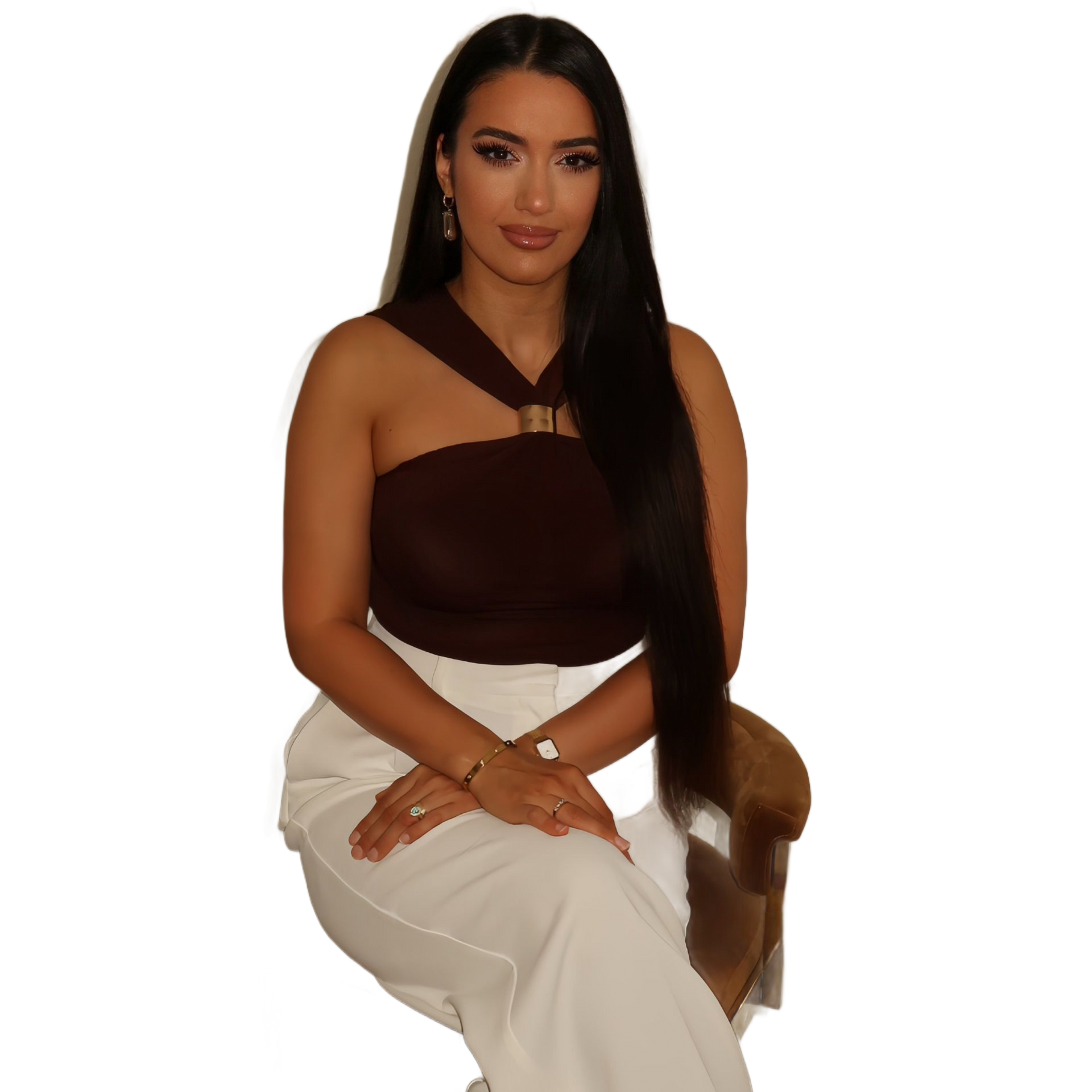 Eine Frau hält einen Strauß weißer Blumen vor ihr Gesicht.