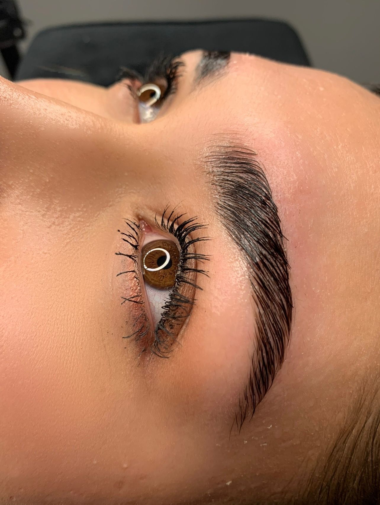 Eine Frau trägt einen weißen Blazer und einen weißen Gürtel.