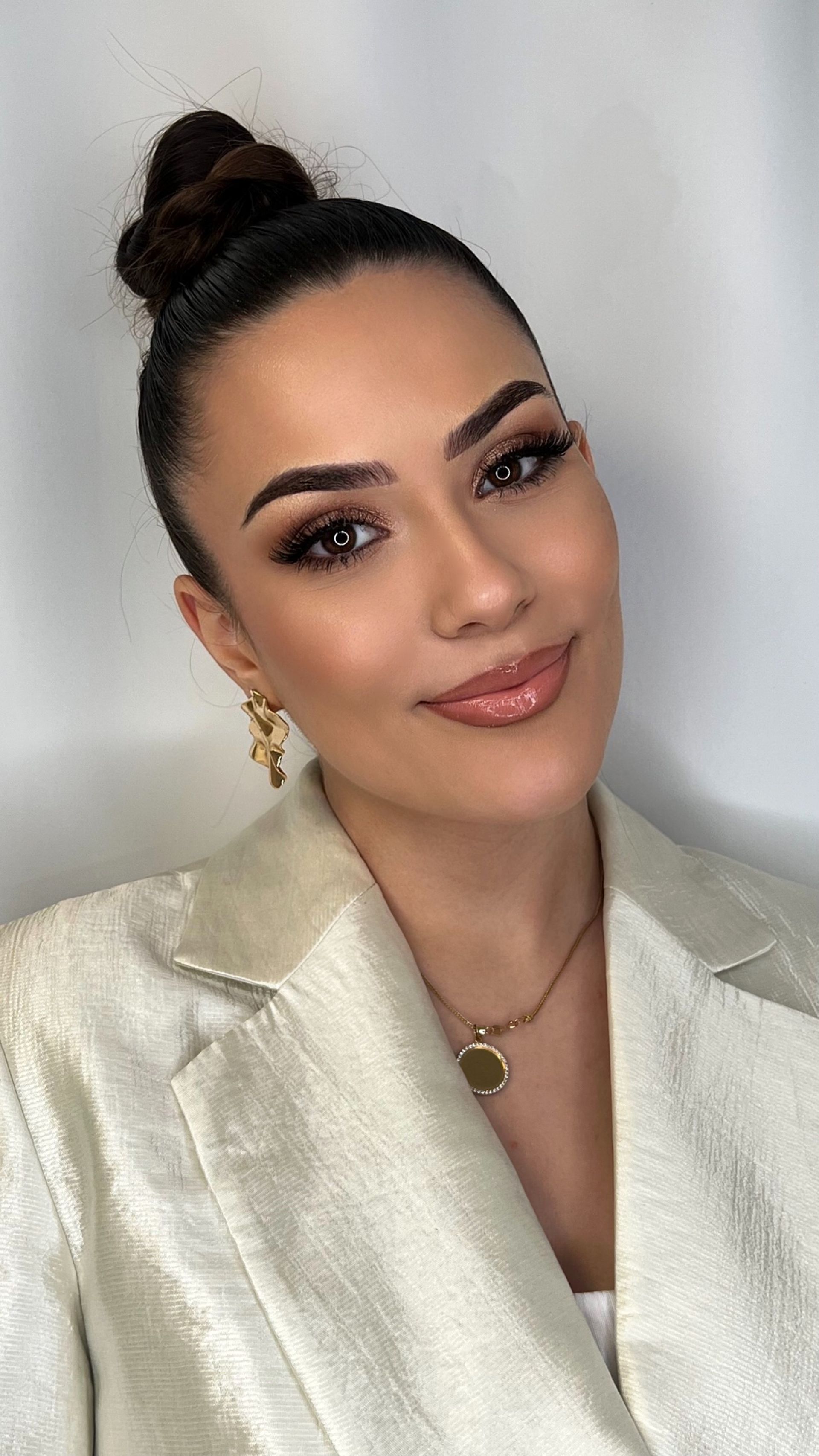 Eine Nahaufnahme des Auges einer Frau, die eine schwarze Maske trägt.