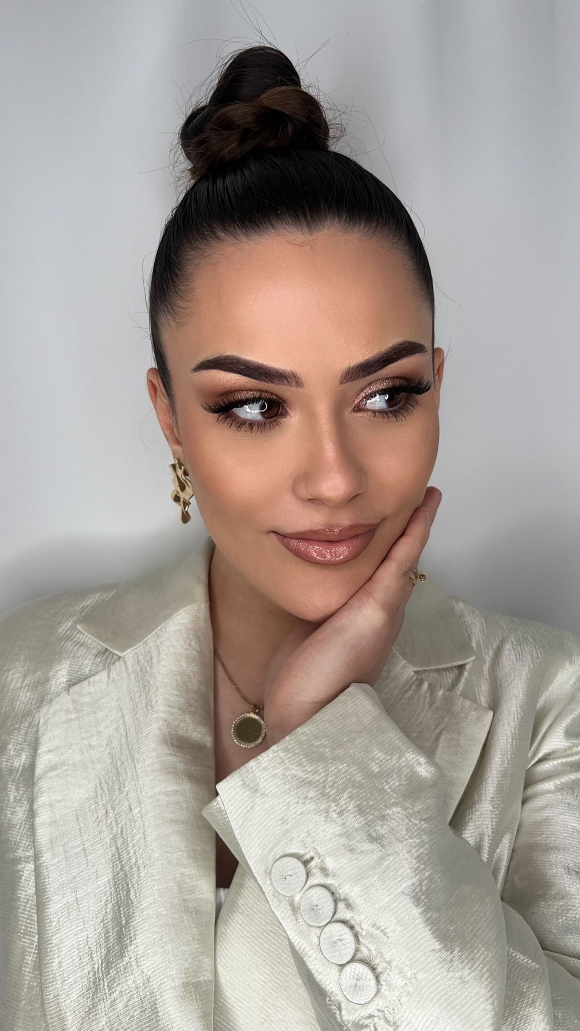 Eine Nahaufnahme des Gesichts einer Frau mit langen Wimpern und Augenbrauen.