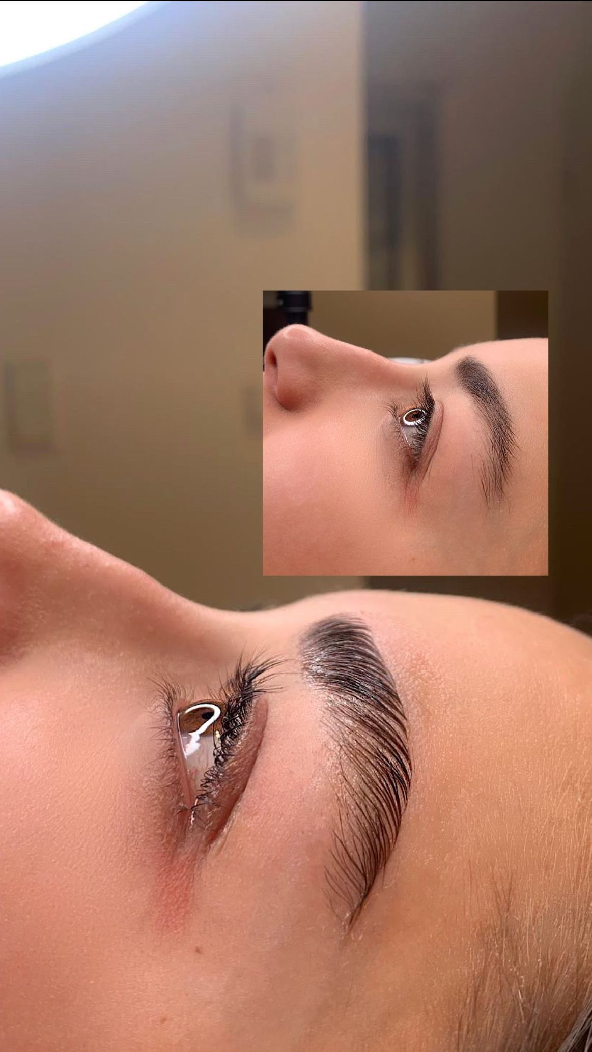 Eine Nahaufnahme des Gesichts einer Frau mit einem Spiegel im Hintergrund.