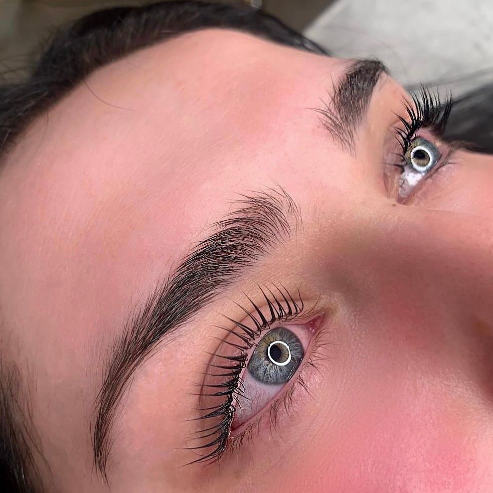 Eine Nahaufnahme des Auges einer Frau mit langen Wimpern.