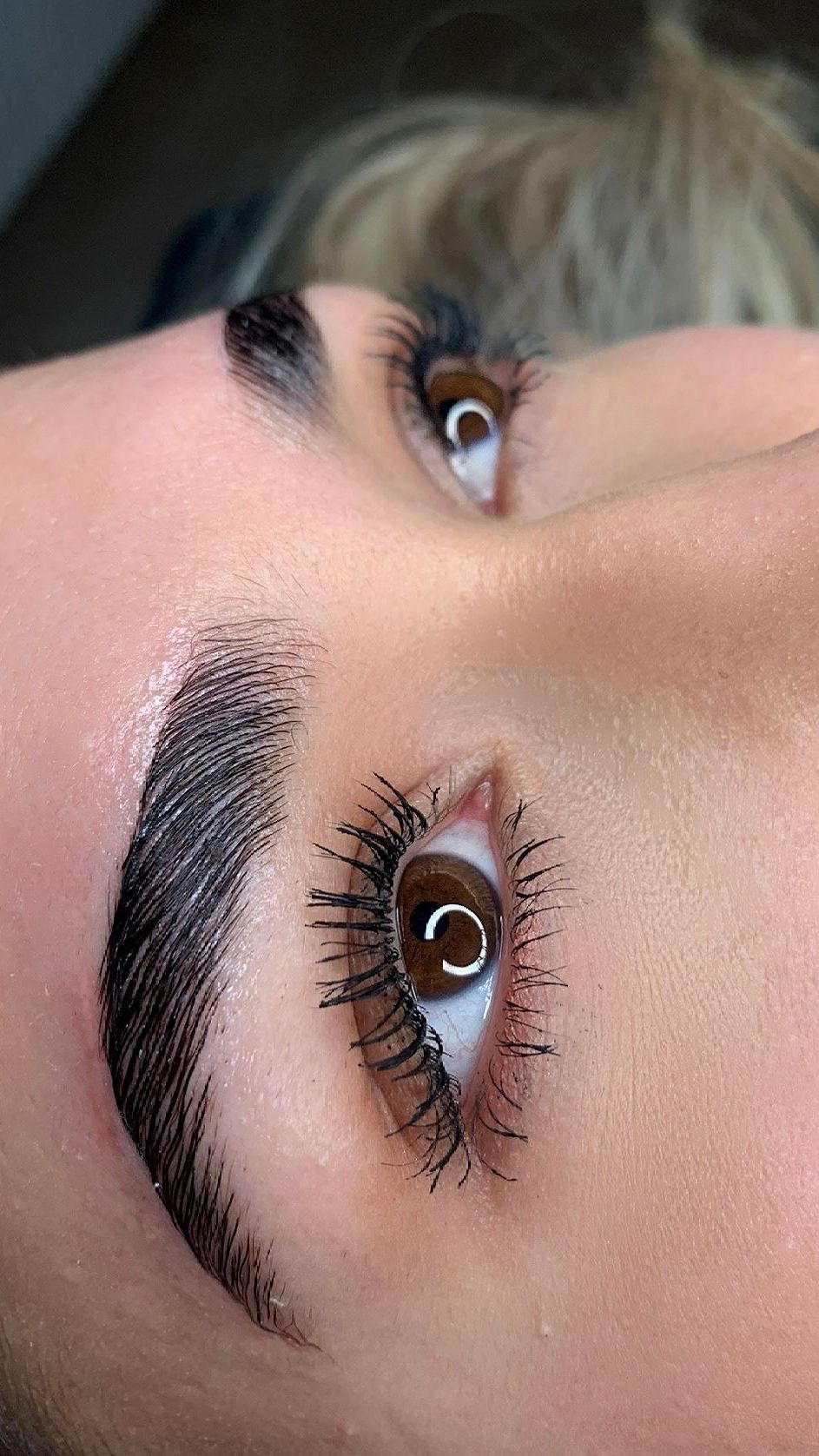 Eine Nahaufnahme des Gesichts einer Frau mit langen Wimpern.