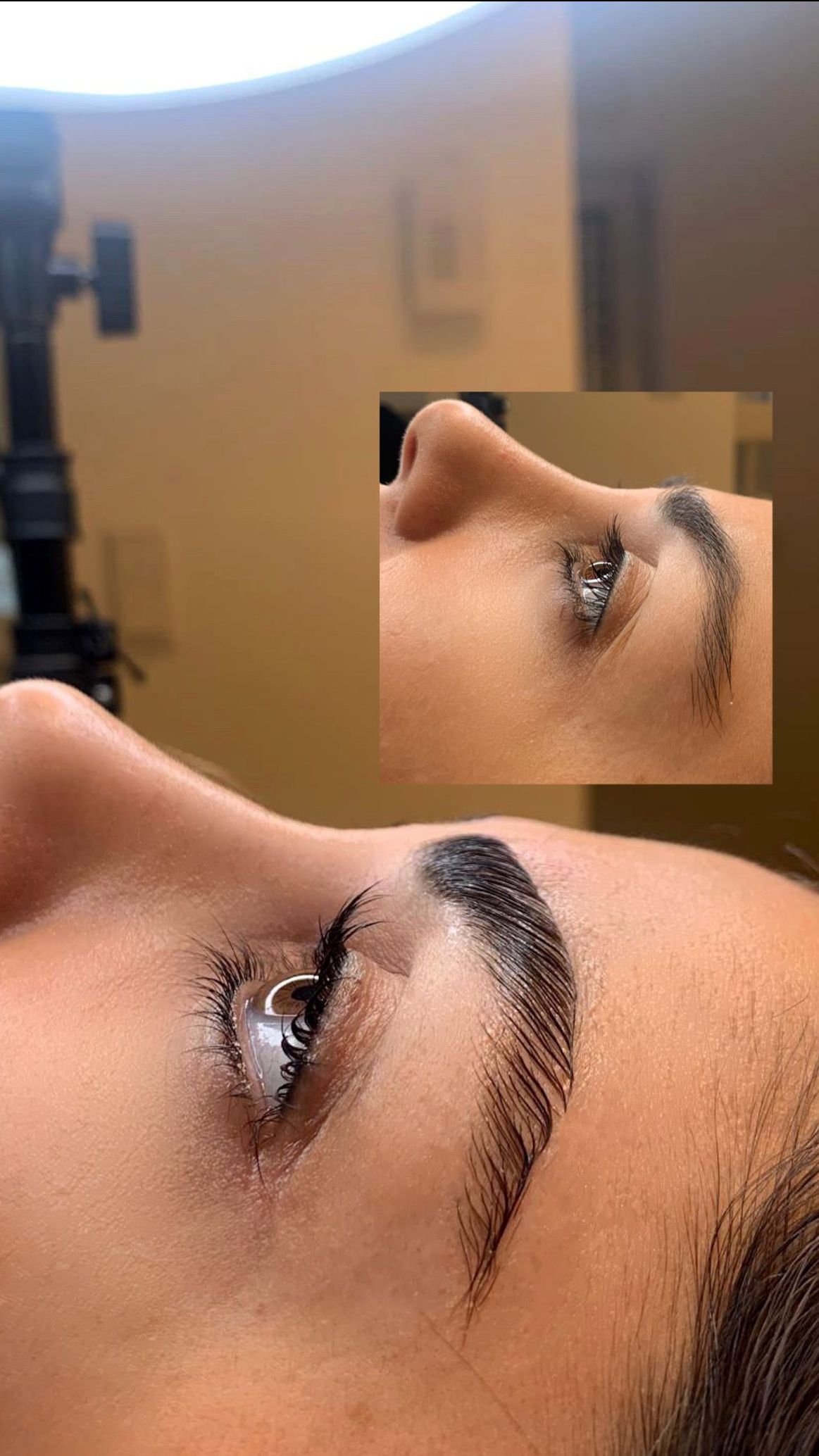 Eine Nahaufnahme des Gesichts einer Frau, die ihr Spiegelbild betrachtet.