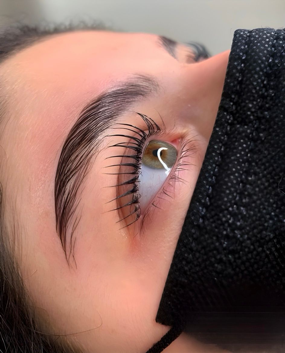 Eine Nahaufnahme des Auges einer Frau, die eine schwarze Maske trägt.