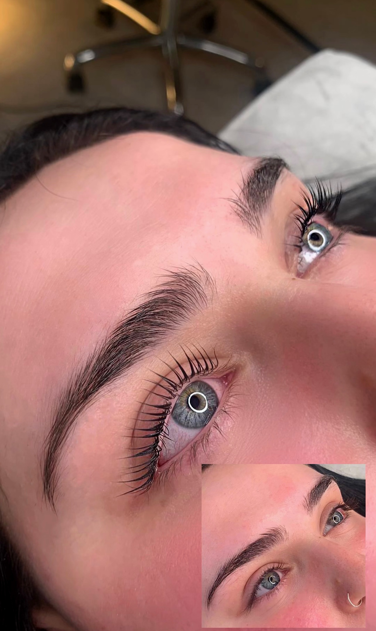 Eine Nahaufnahme des Gesichts einer Frau mit blauen Augen und langen Wimpern.