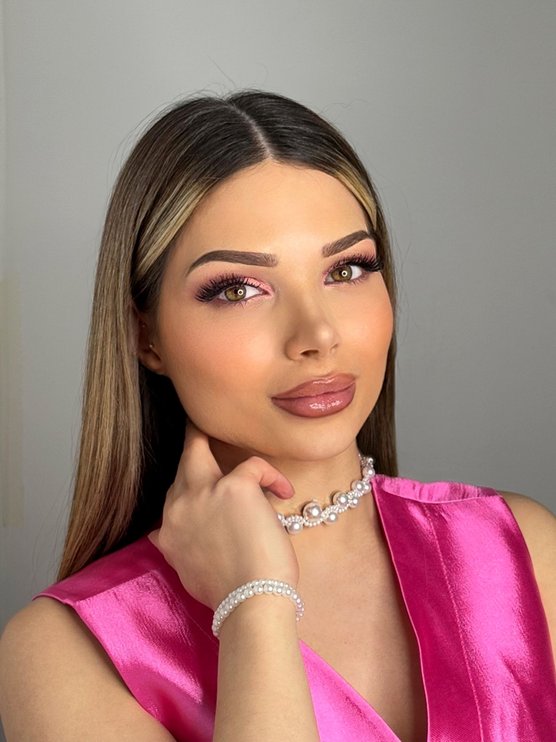 Eine Frau trägt einen weißen Blazer und einen weißen Gürtel.