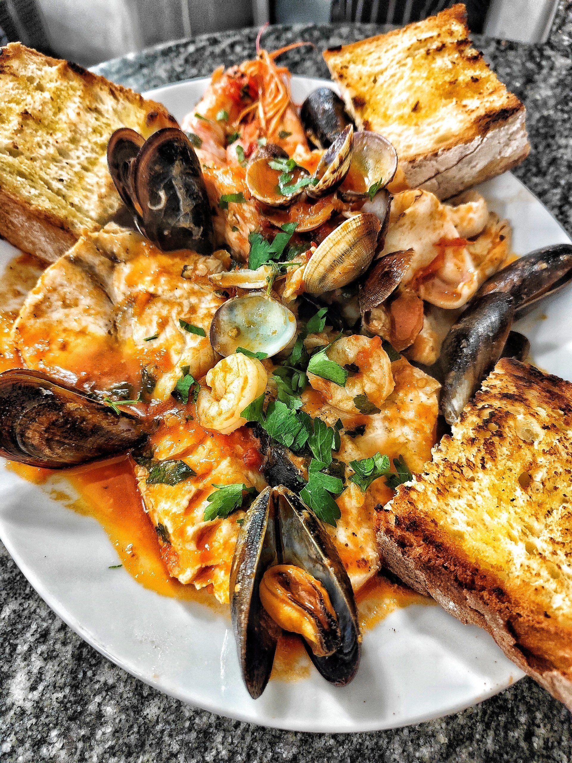 piatto di pesce con cozze