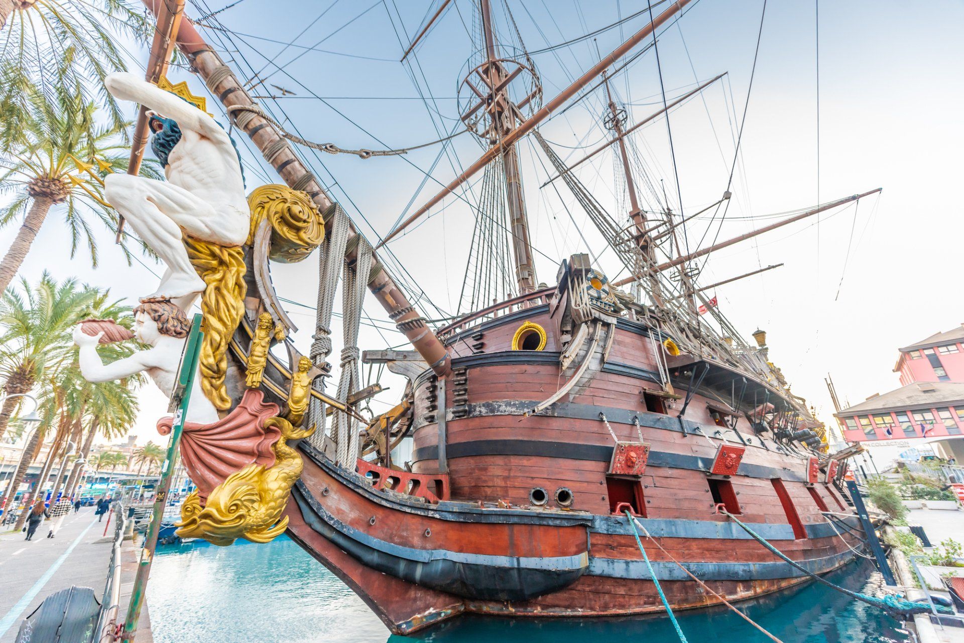 Una grande nave pirata è attraccata in un porto.