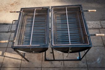 Griglia con cappa di ventilazione contro una parete bianca vicino a una finestra.