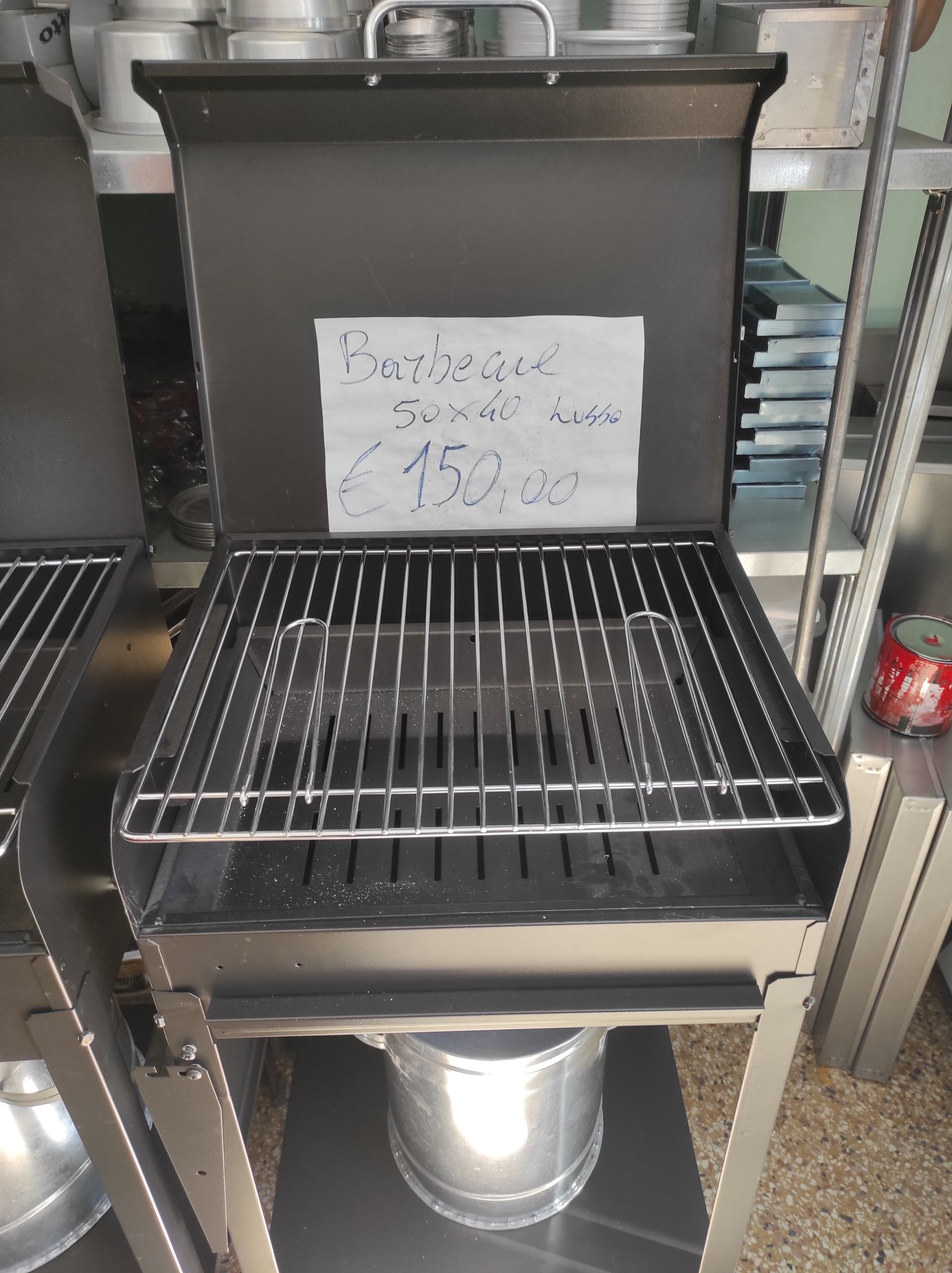 Barbecue a carbonella nero con prezzo di 150,00.
