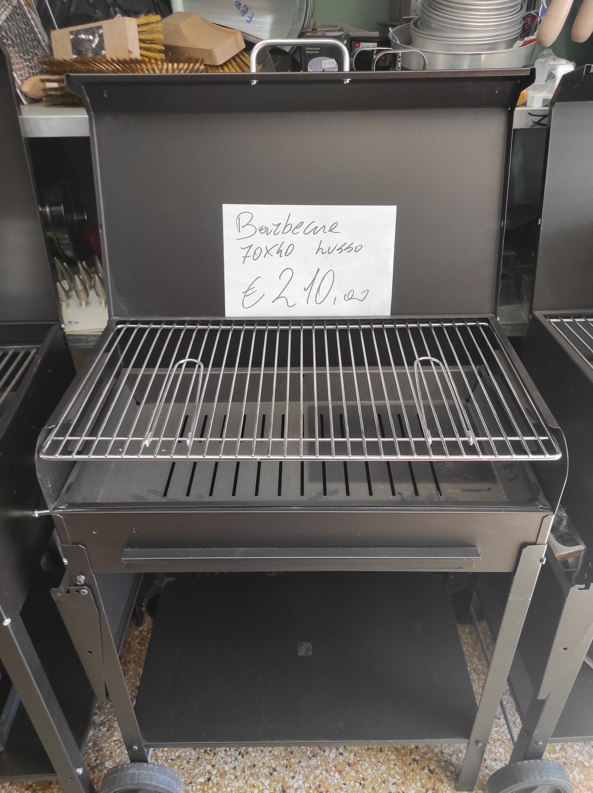 Barbecue a carbone nero con cartellino del prezzo in un negozio.