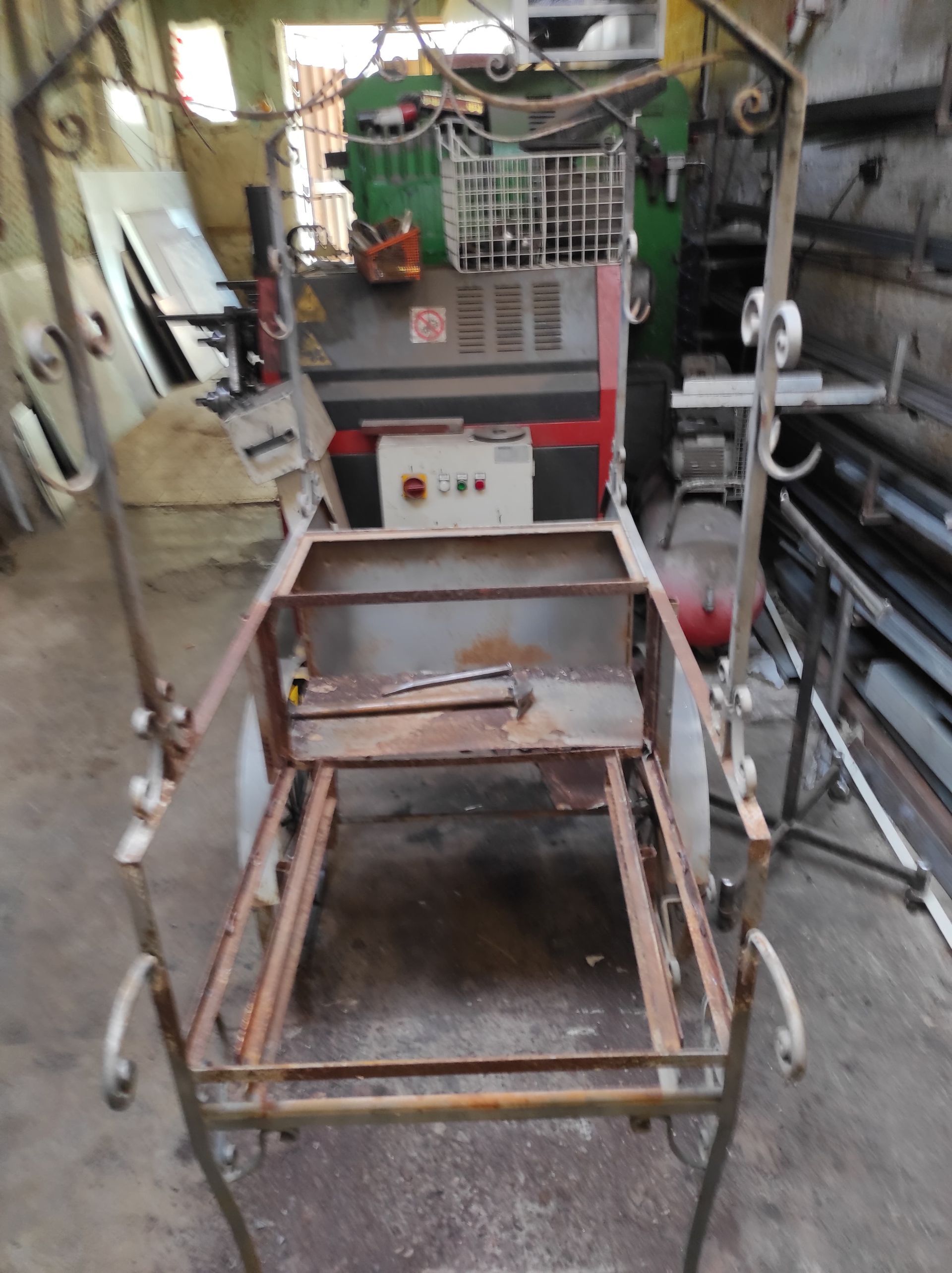 Telaio di un barbecue in metallo arrugginito in un'officina.