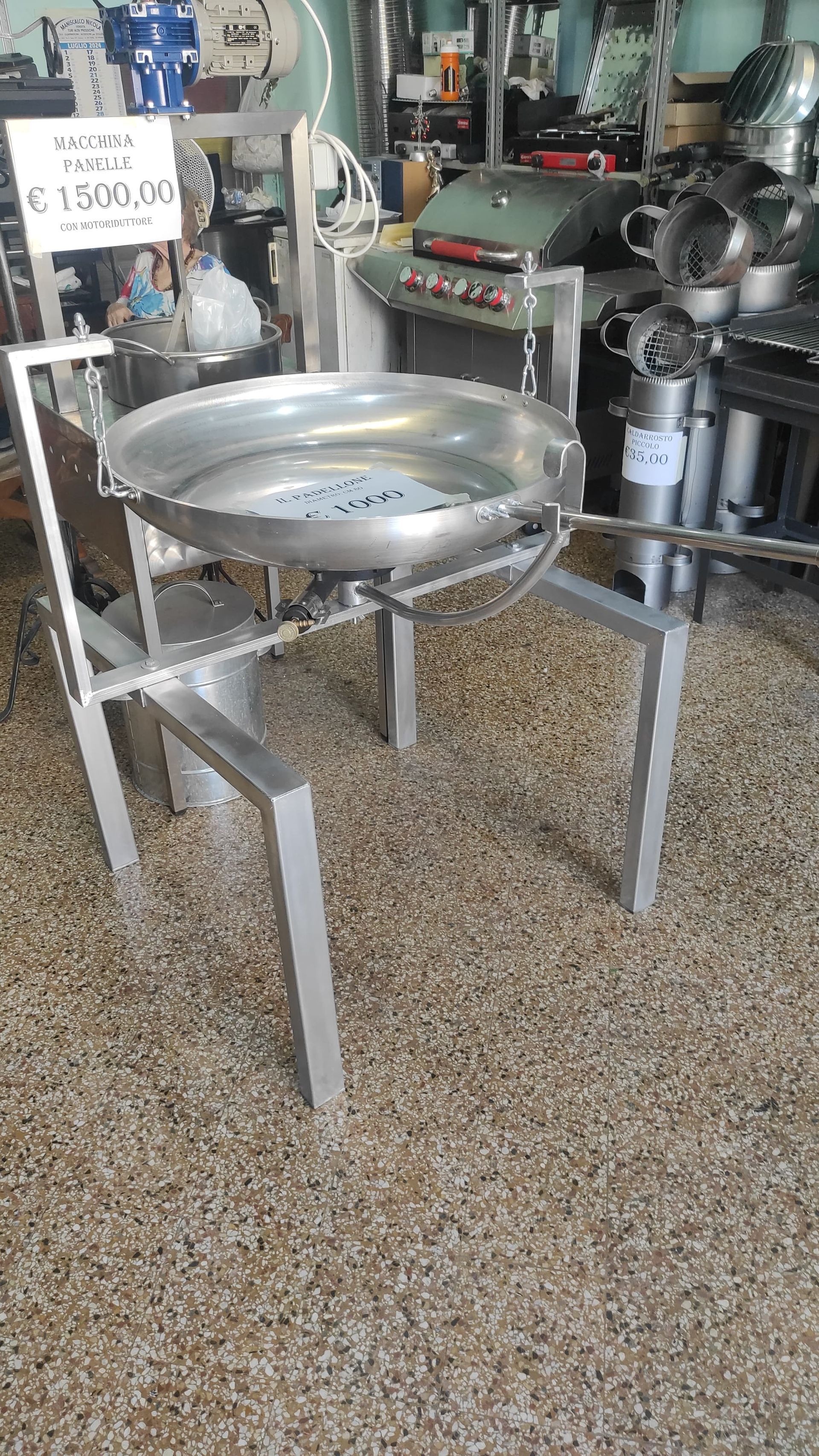 Wok di metallo su un supporto in un negozio.