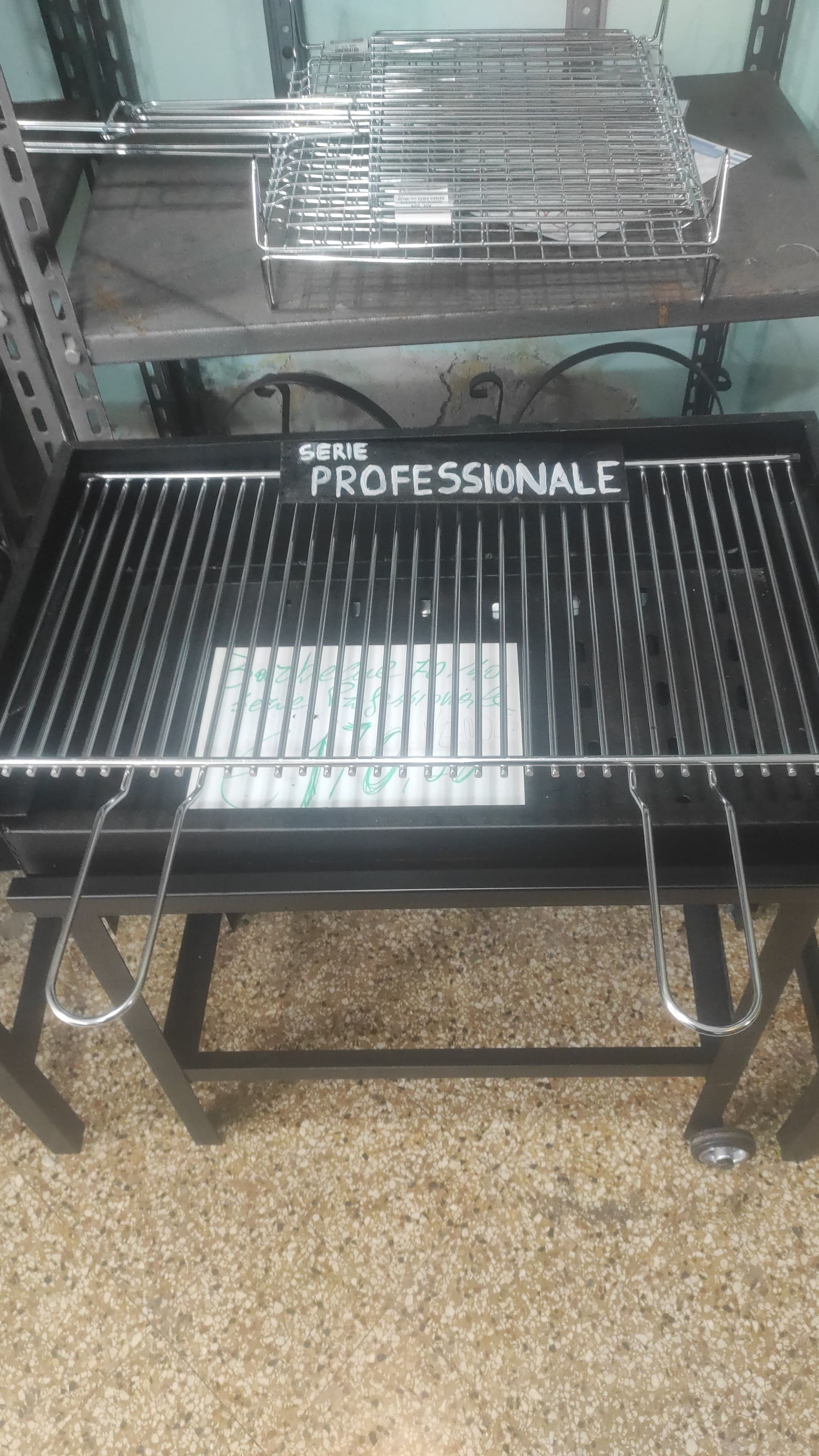 Griglia nera con la scritta 