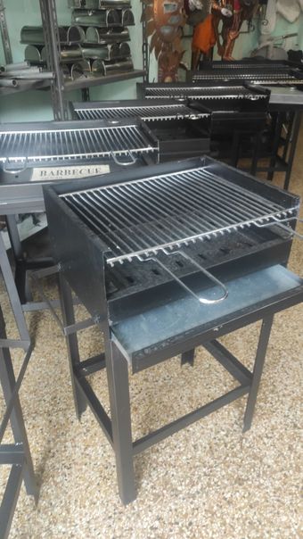 Barbecue a carbone nero con coperchio alzato, il prezzo indicato sul cartellino è di 150,00 euro.