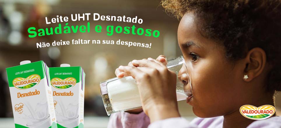 Criança bebendo leite desnato para dietas com restrição de gorura