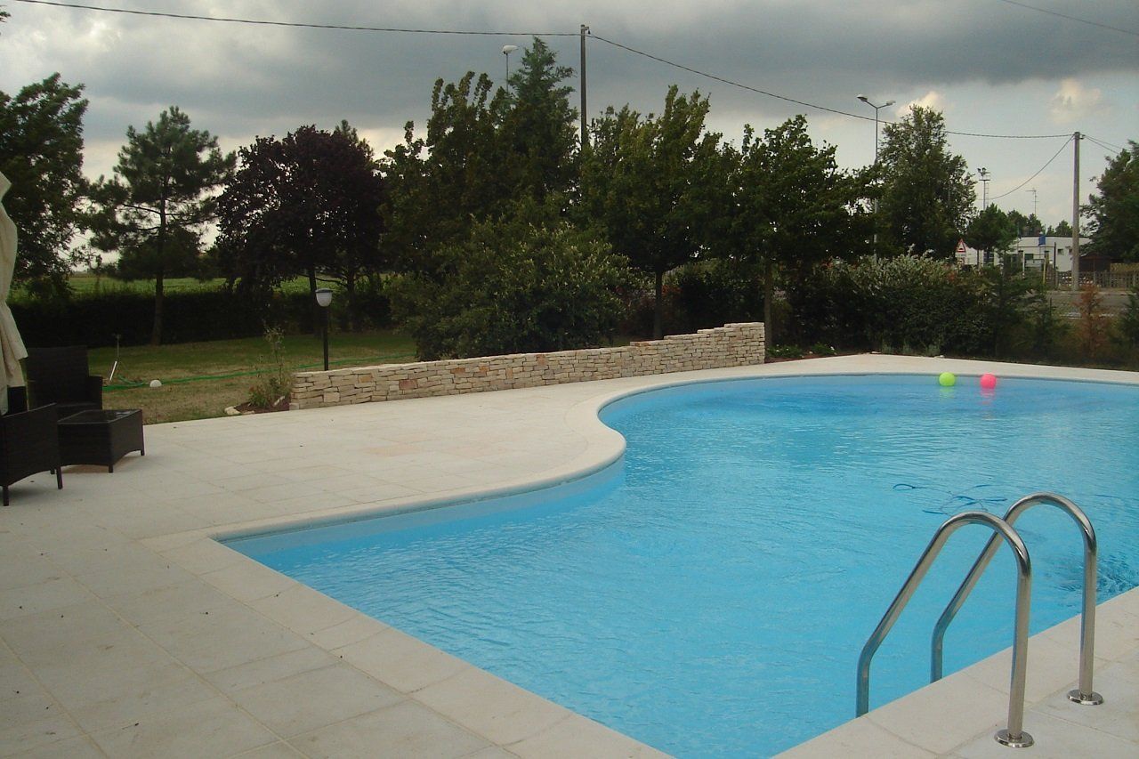 pulizia bordo piscina