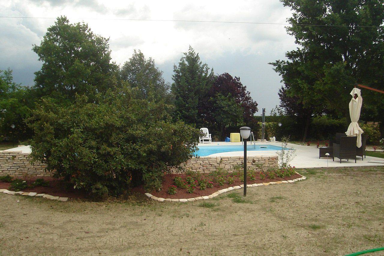 manutenzione aiuola a bordo piscina