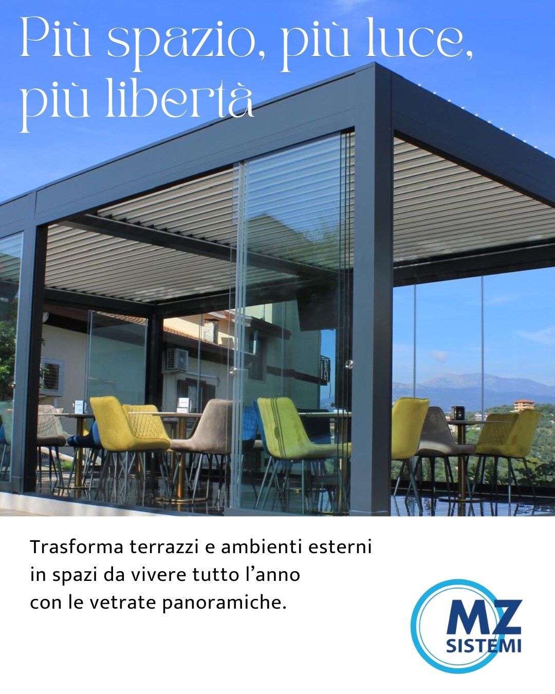 Spazio esterno con pareti in vetro, tavoli, sedie e scritta in italiano che pubblicizza "MZ Sistemi".