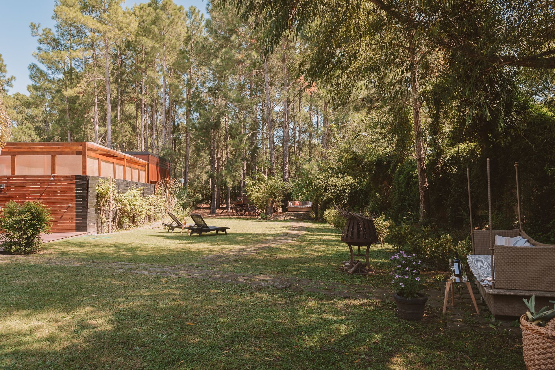 Un camino que conduce a una casa en medio de un bosque.