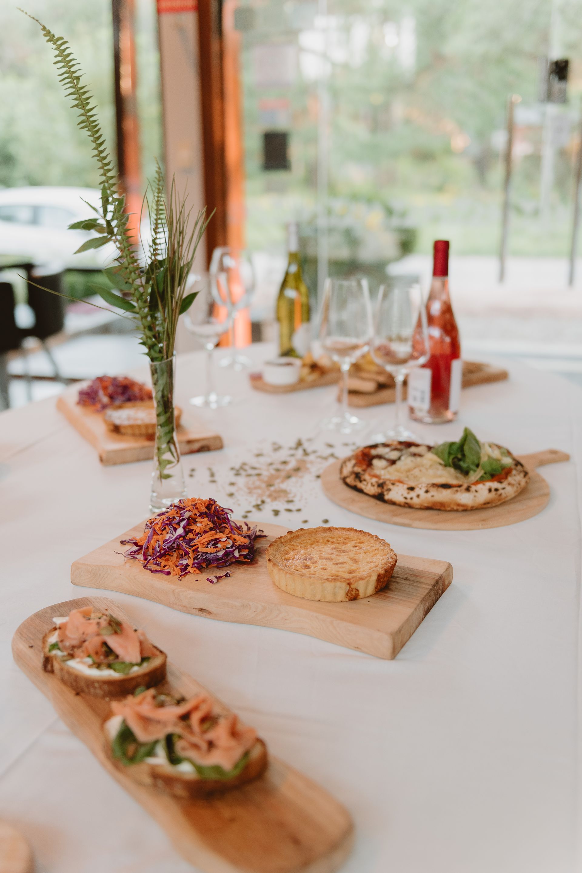 Un bar con muchas botellas en los estantes.