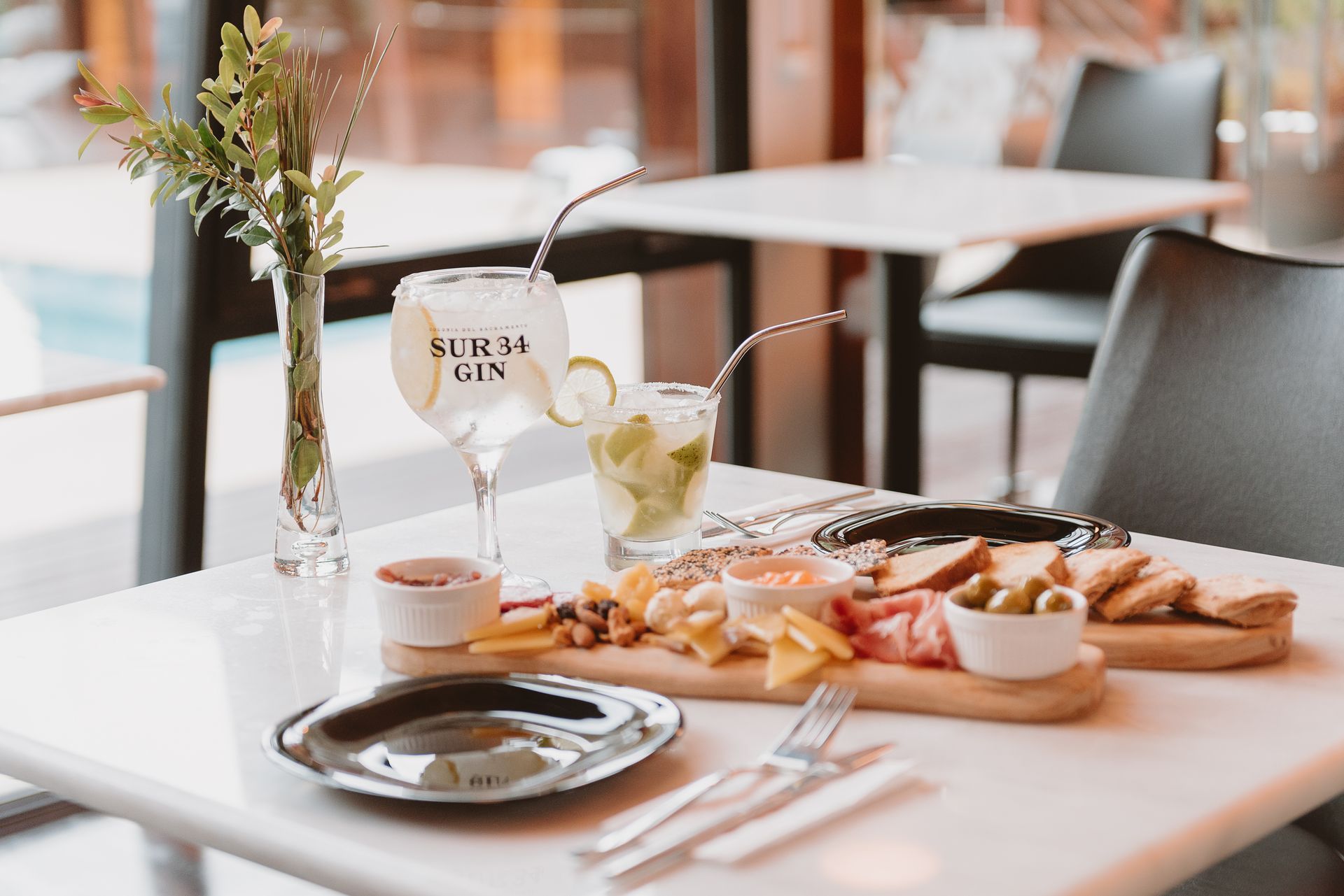 Una gran piscina frente a una casa.