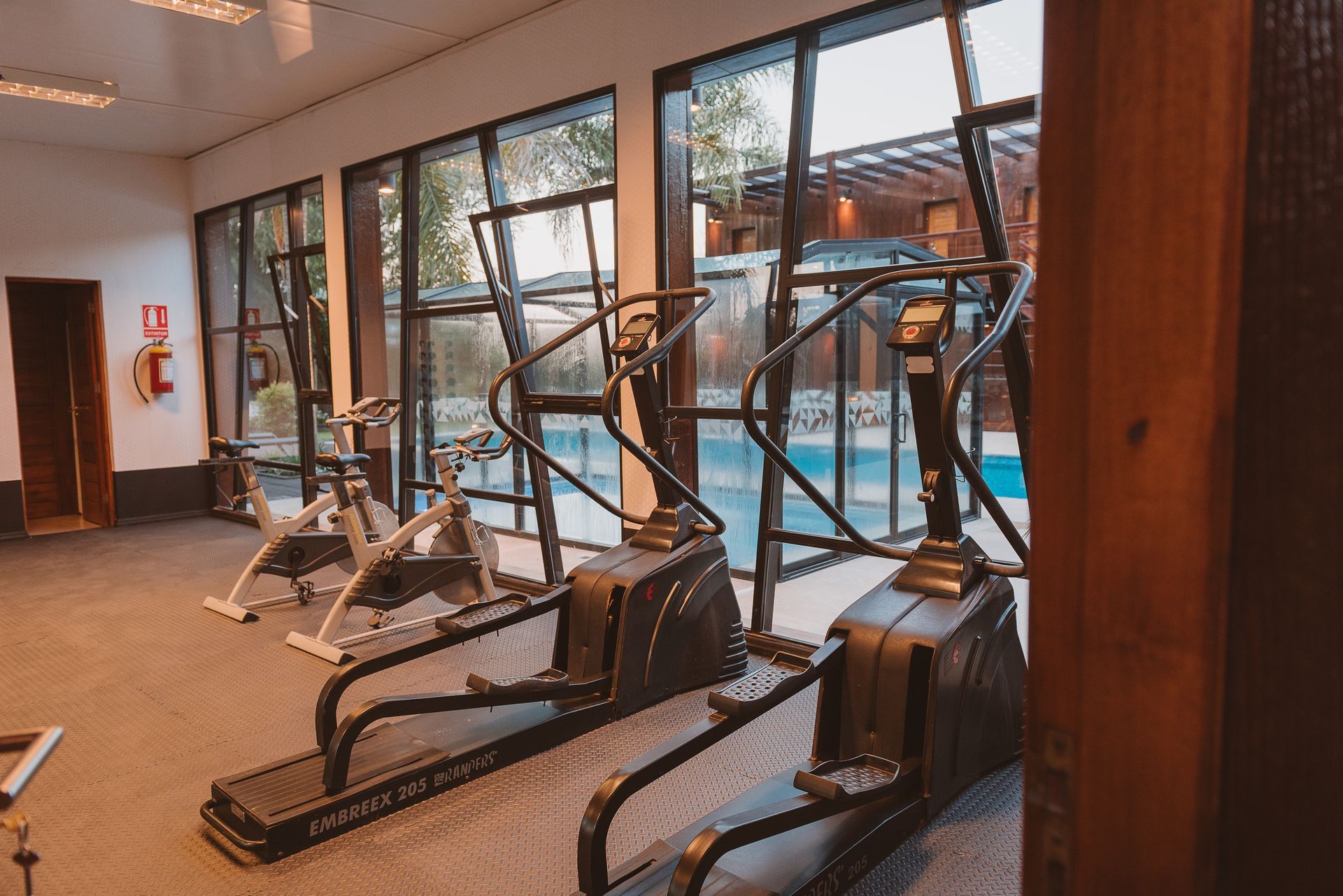 Un gimnasio con mucho equipo de ejercicio.