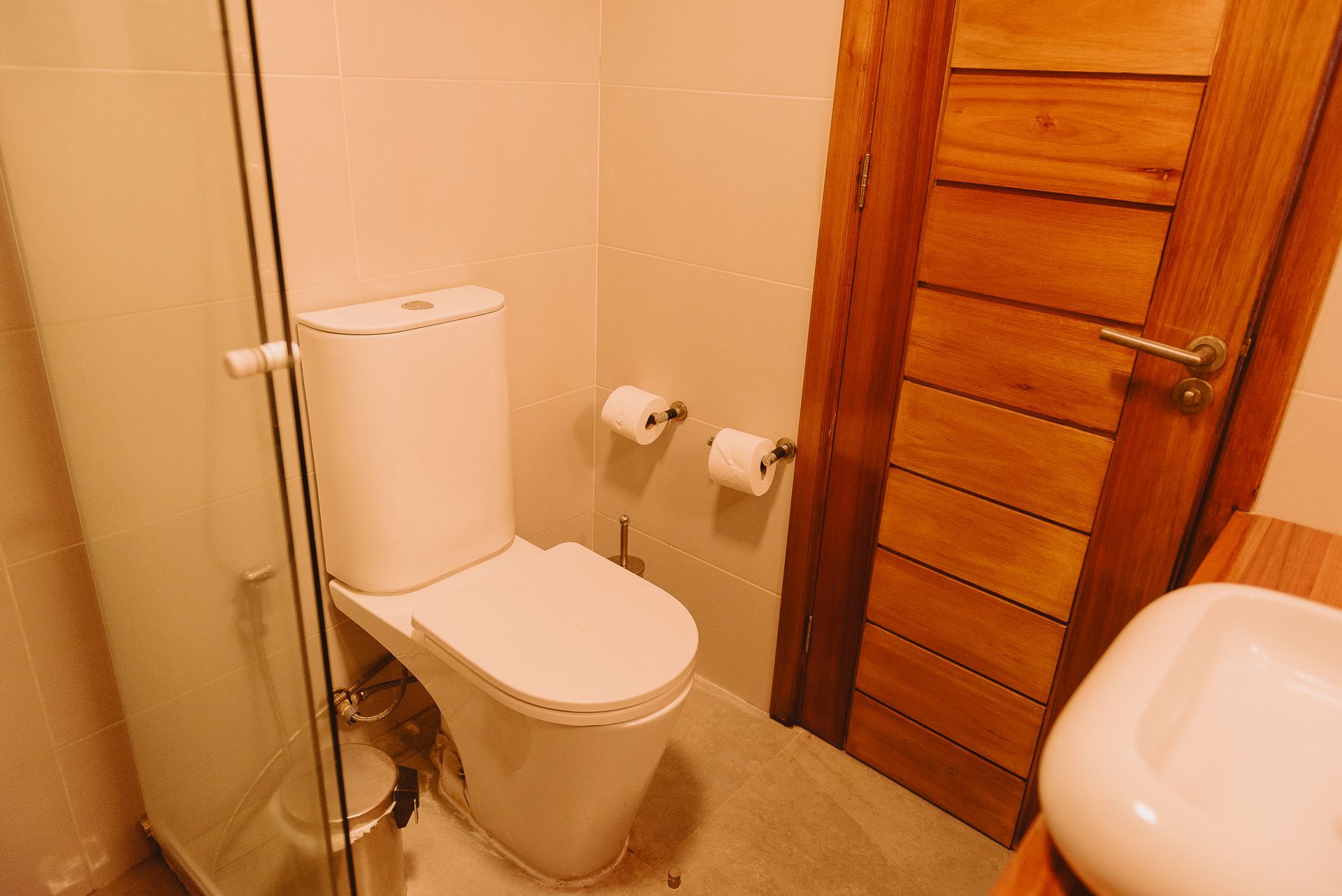 Un baño con inodoro, bidet y ducha.