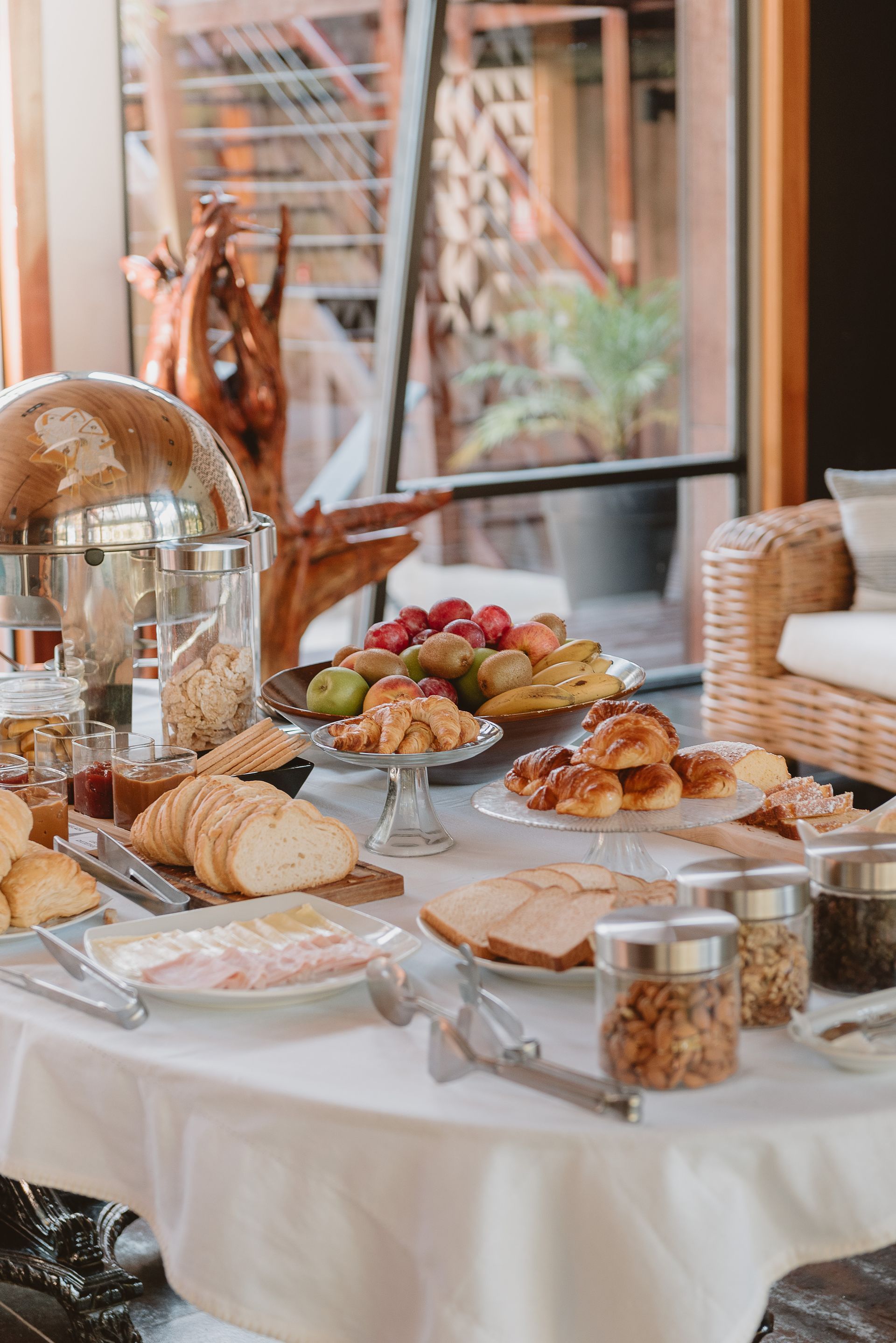 Una mesa cubierta con platos de comida y una cesta de fruta.