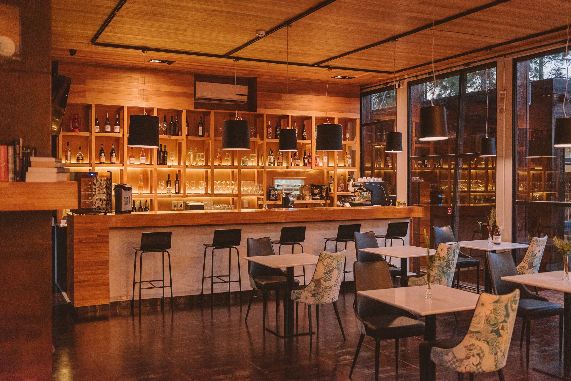 Una botella de vino se encuentra junto a un plato de comida.