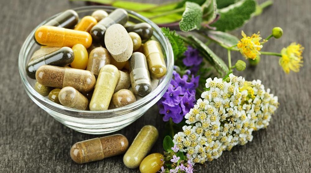 Un uomo è seduto su una panchina e indossa una ginocchiera.