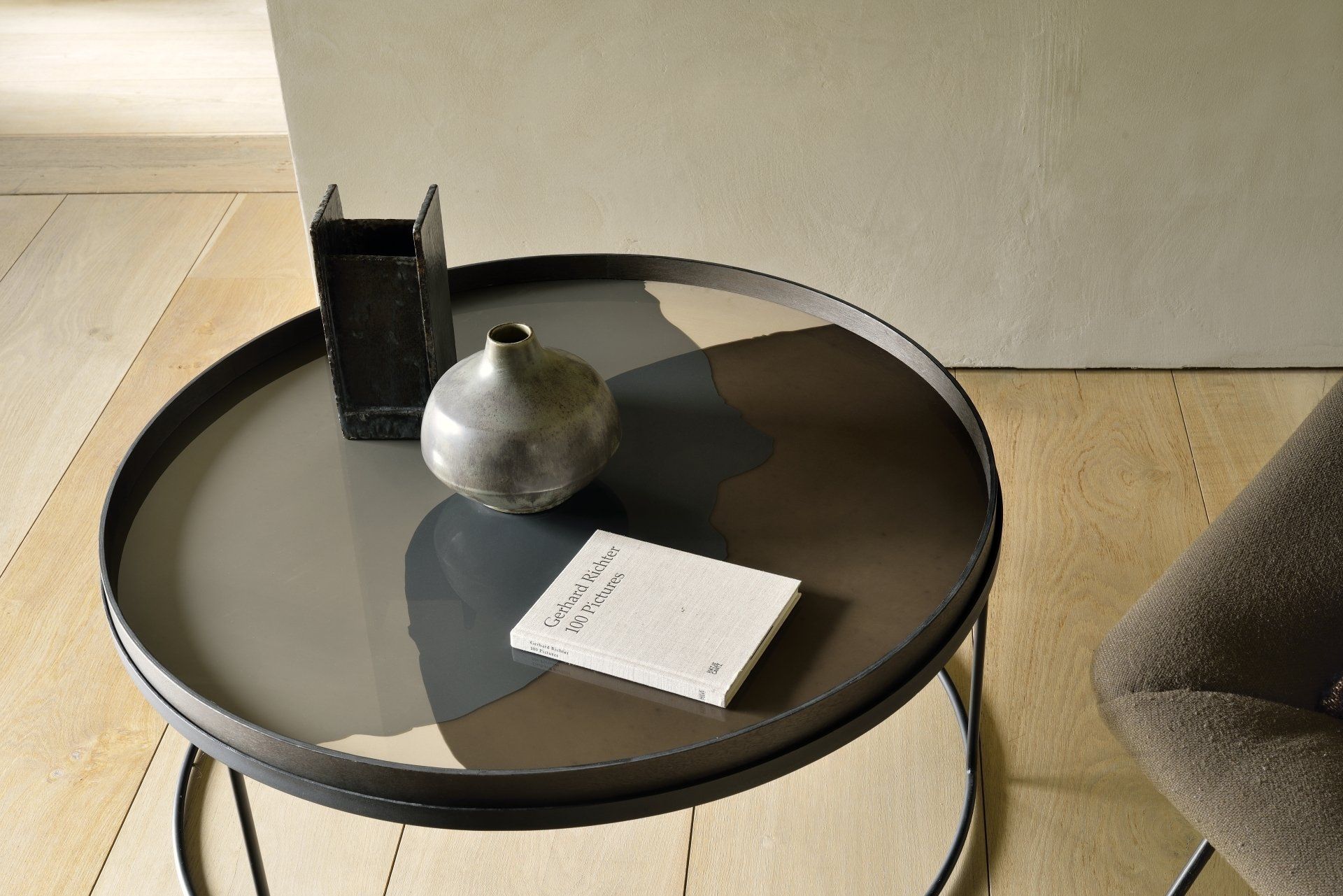 Ein Couchtisch mit einer Vase und einem Buch darauf