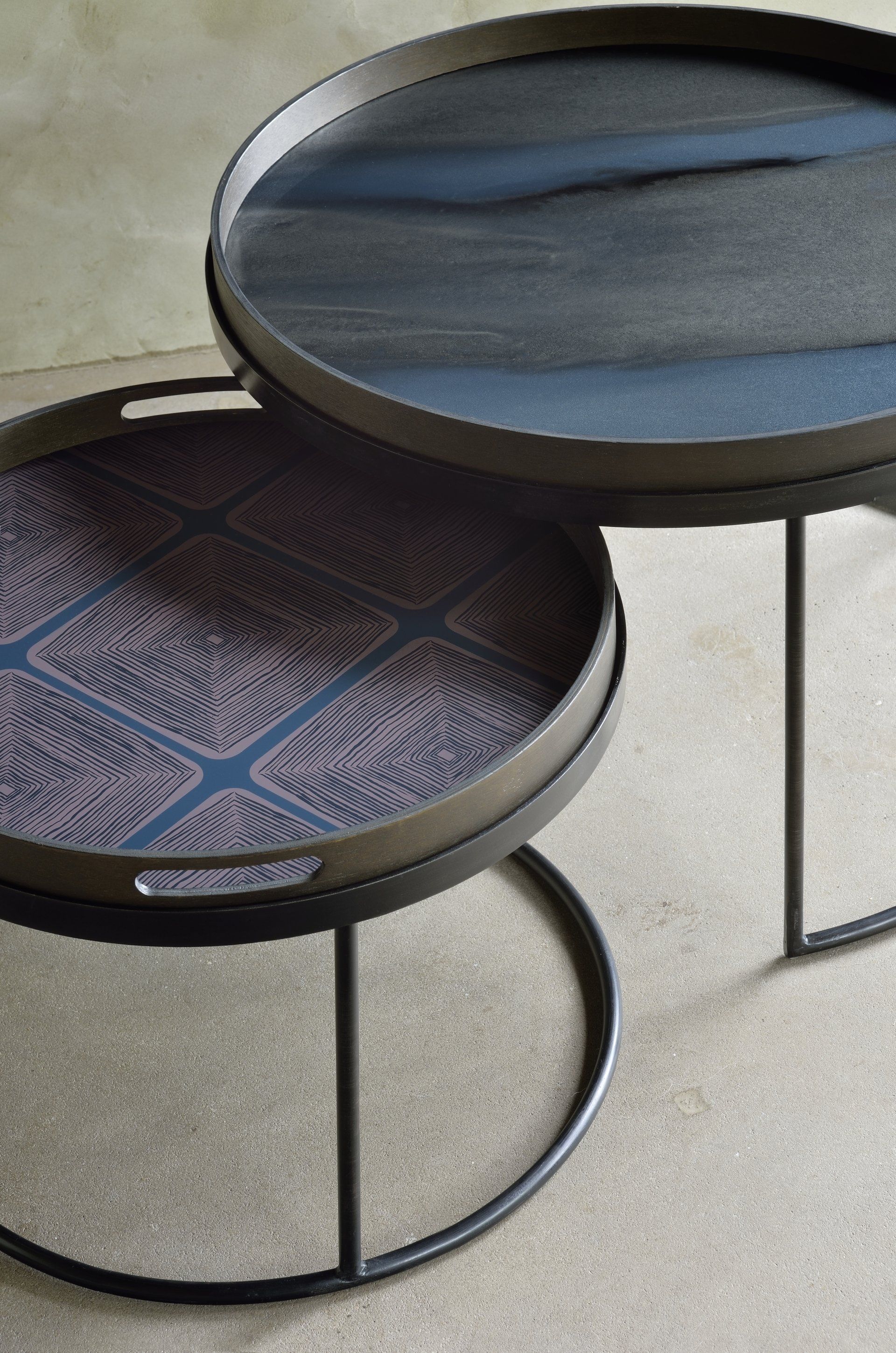 Auf einem Tisch sind zwei Tabletts übereinander gestapelt.