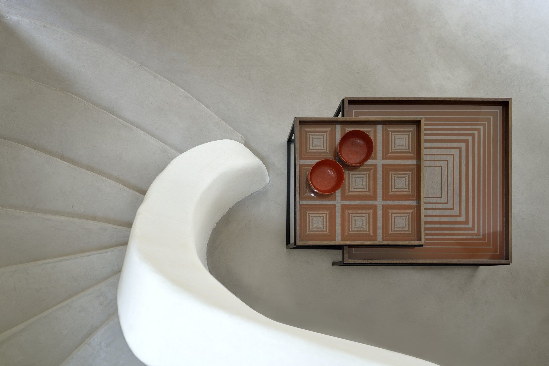 Eine Wendeltreppe mit einem Tablett darauf