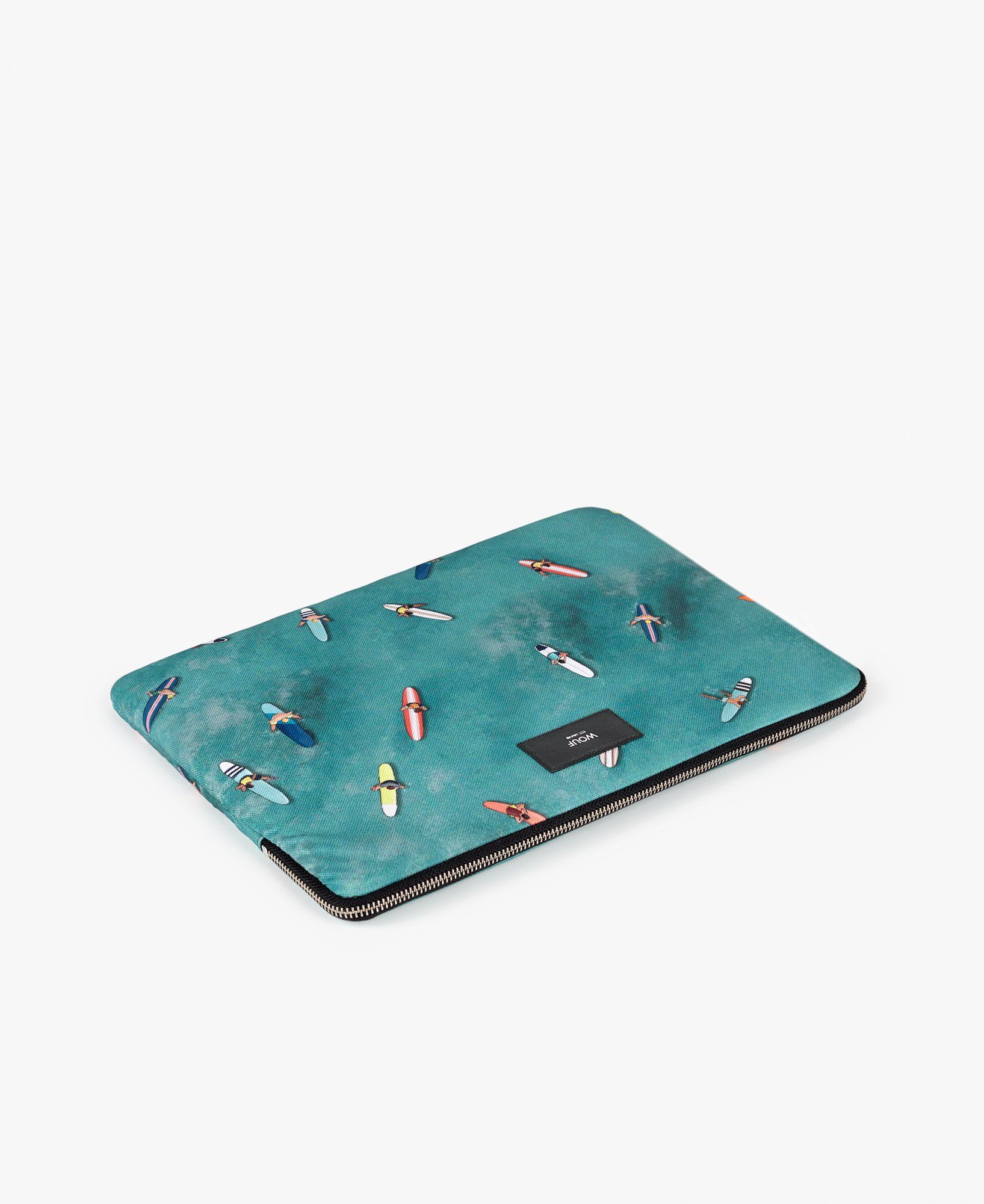 Eine Brieftasche mit einem Bild von Surfern darauf.