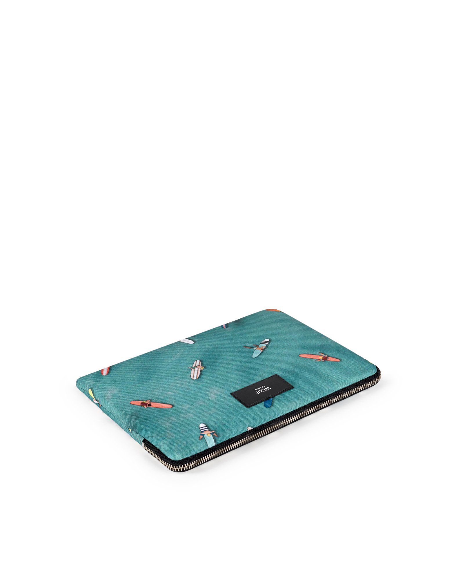 Eine blaue Geldbörse mit einem Surfermuster auf weißem Hintergrund.