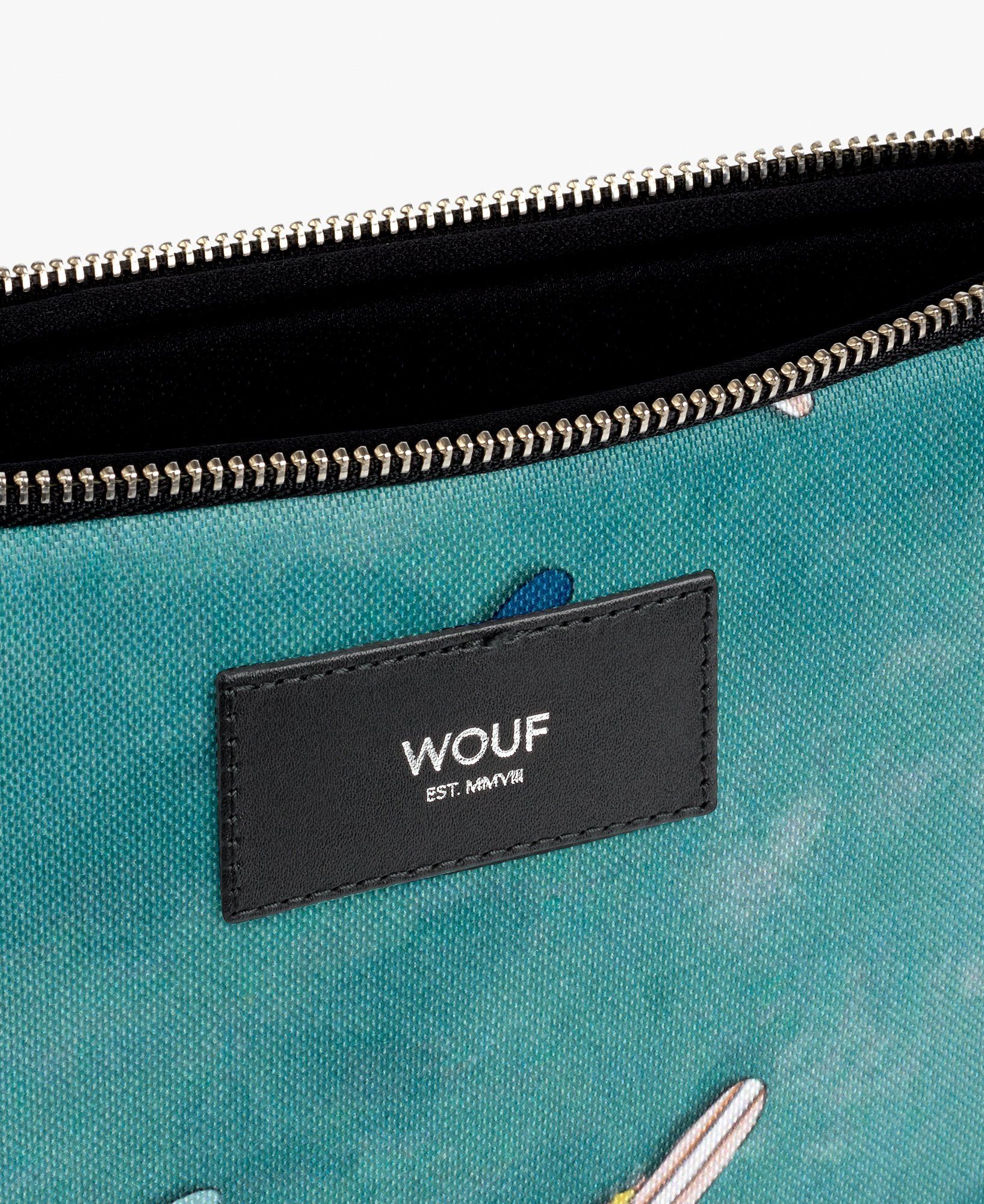 Eine Nahaufnahme eines Reißverschlusses an einer blauen Tasche mit einem Etikett darauf.