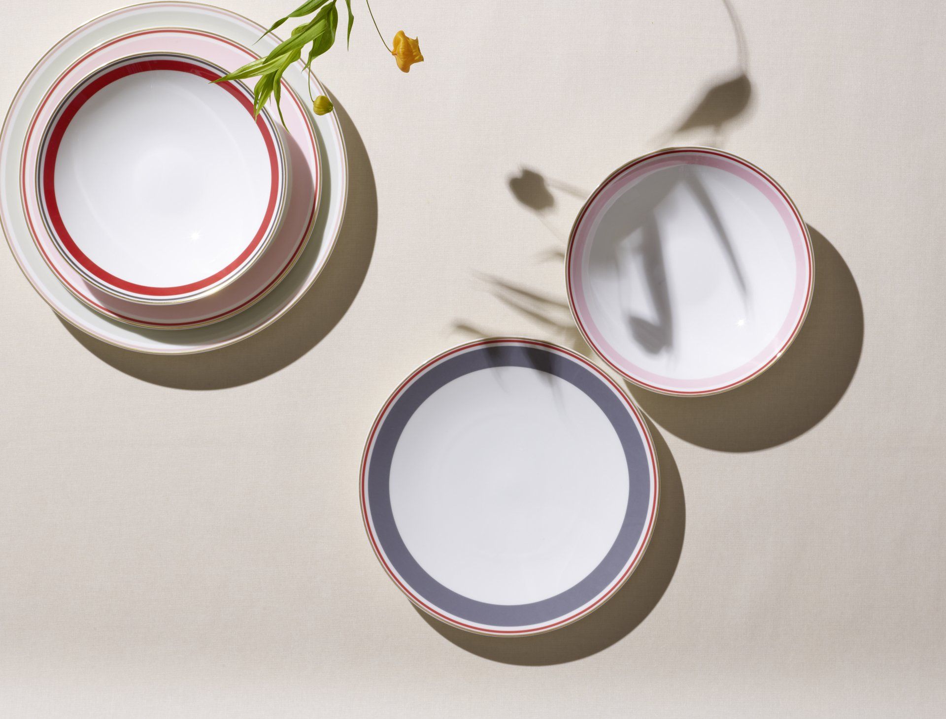 Drei Teller sind übereinander auf einem Tisch gestapelt